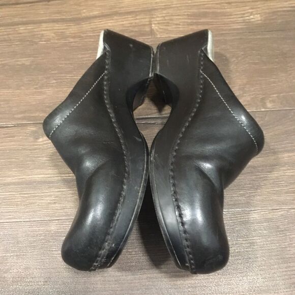 Dansko slip on black embroidered size 9/40 clogs - Picture 3 of 4